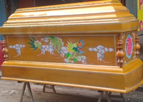 Tang lễ: Áo quan gỗ sao.[ Hoạ sĩ vẽ trên áo quan]