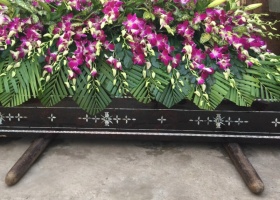 Tang lễ: Hoa tươi trên nắp.